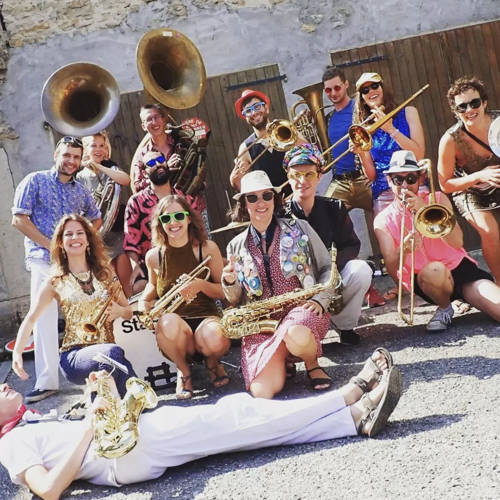 Abel et Nicard passent un soubassophone au-dessus d'une rivière. Crédit Photo : Les Krapos.