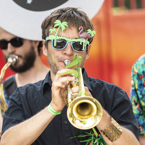 Abel, trompettiste aux lunettes Fantaisie. Crédit Photo : Objectif Images Montpellier.