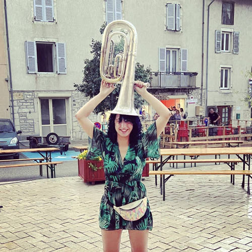 Nadia, notre tubiste sous la pluie. Crédit Photo : Les Krapos.